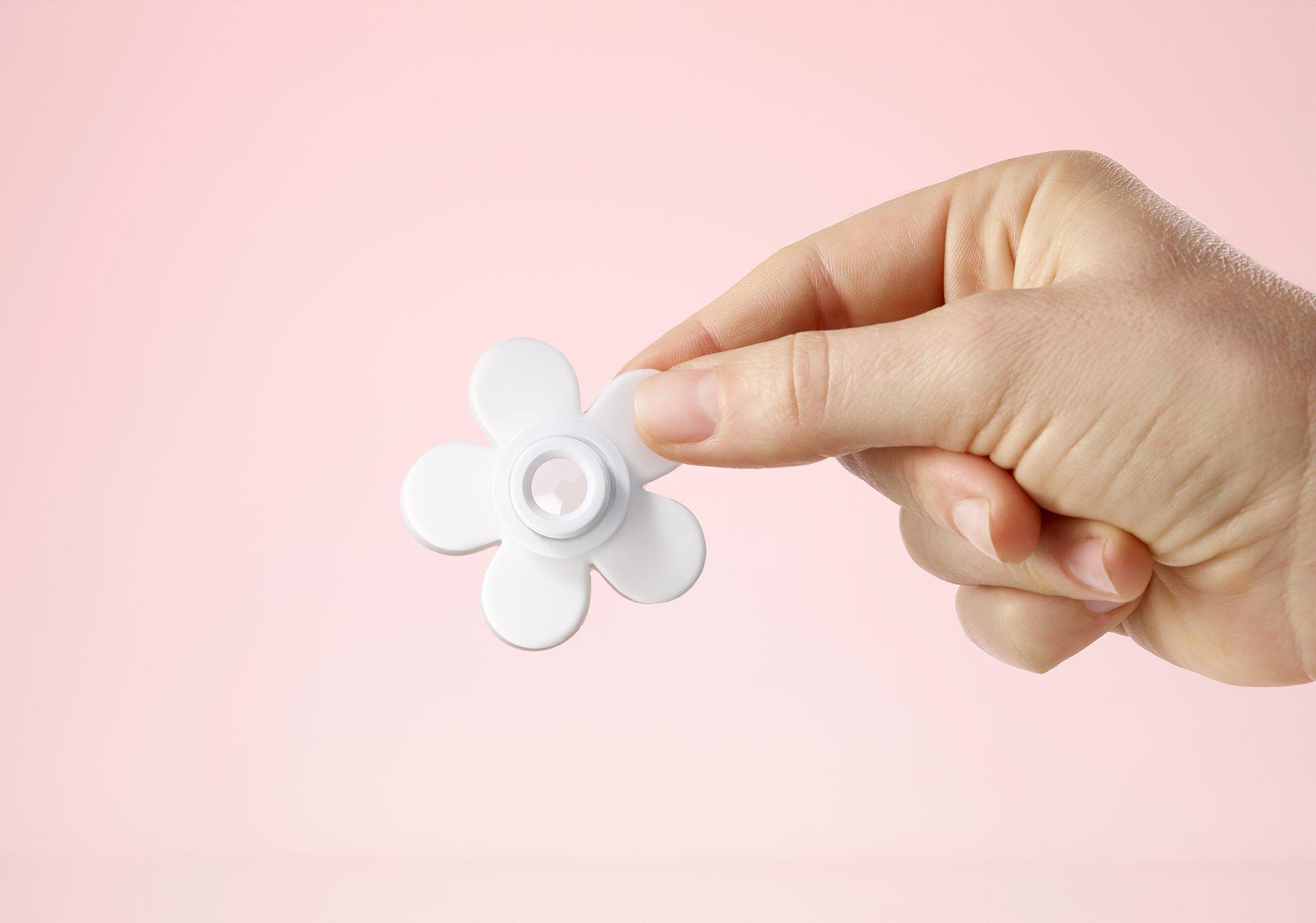 MARC JACOBS The Iconic Daisy Lens For Mobile Phone #1