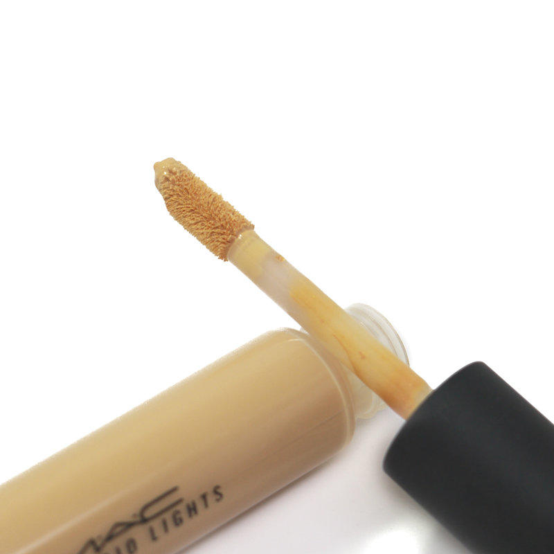 MAC Studio Lights Highlighting Wand Frangipan #1