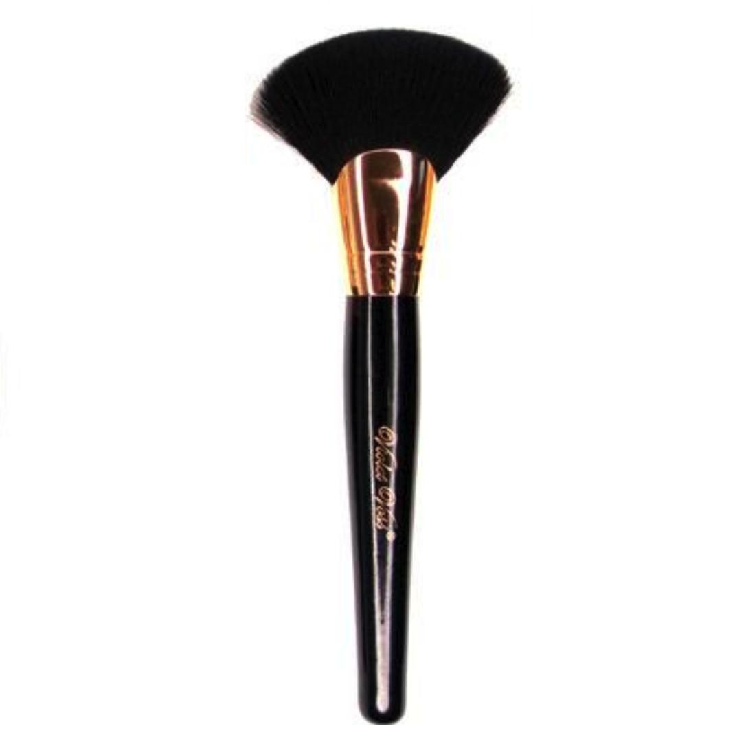 Violet Voss Fan Brush