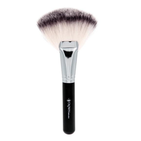 Crown Jumbo Kabuki Fan Brush SS023