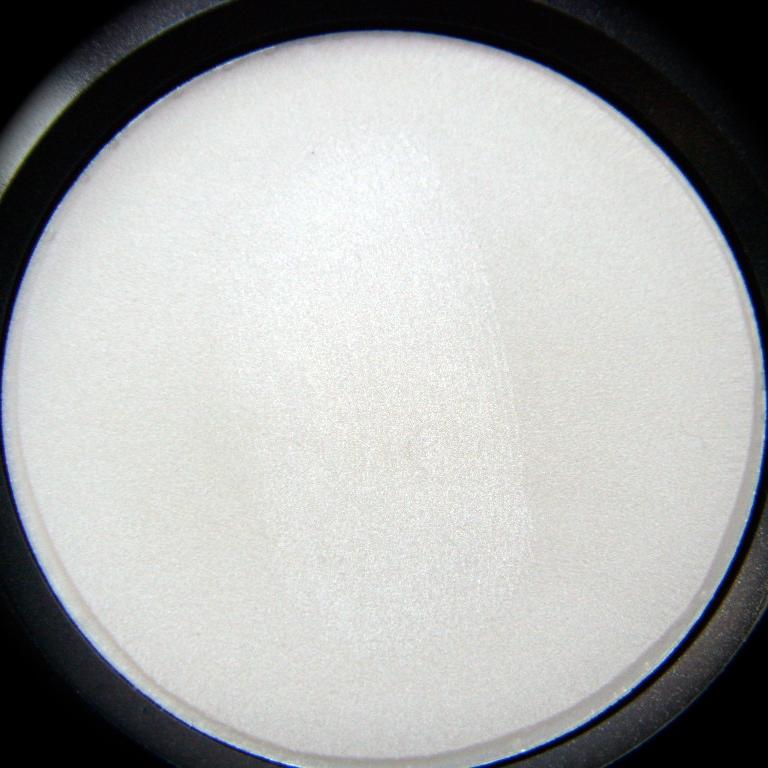 MAC Cream Colour Base Luna #1