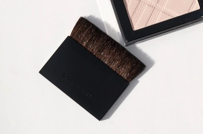 burberry compact flat angled face brush